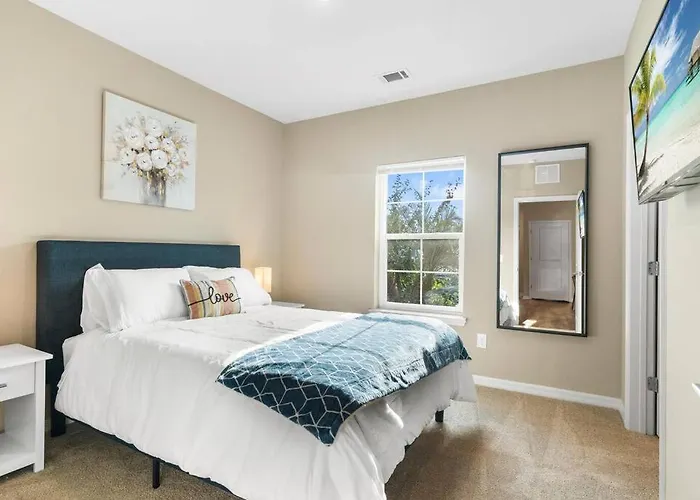 Elegant 1Br/1Ba Condo With Pool, Gym And Laundry