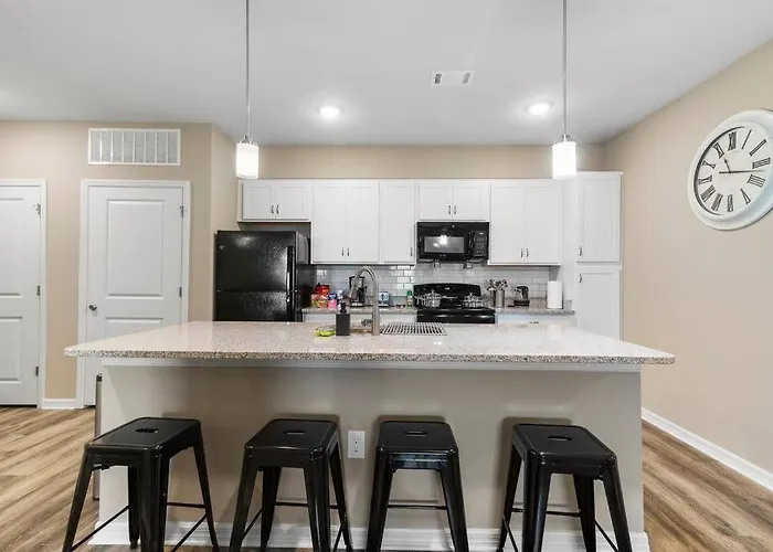 Sophisticated 3Bd/2Ba Retreat: Pool, Gym, Laundry