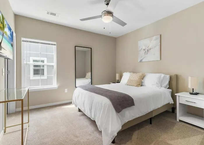 Sophisticated 3Bd/2Ba Retreat: Pool, Gym, Laundry